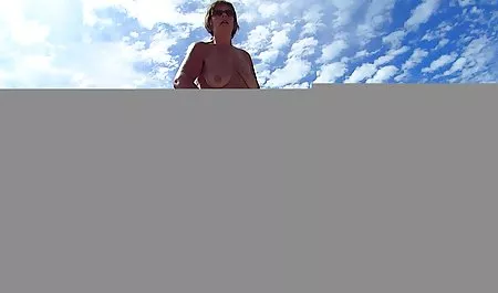 ભાઈઓ સ્વિચ પોર્ન વીડિયો પર કામ કરે છે